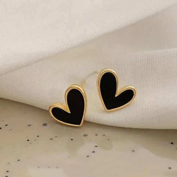 Cute Black Heart Earrings - Picture 5 of 5